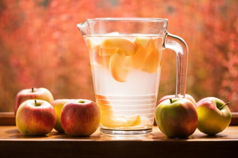 infused water dengan apel dan jeruk